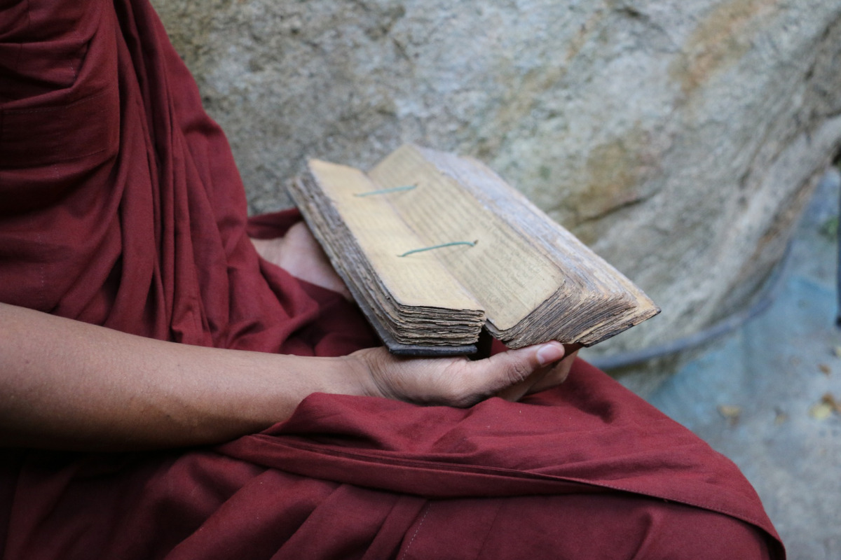 monk_reading